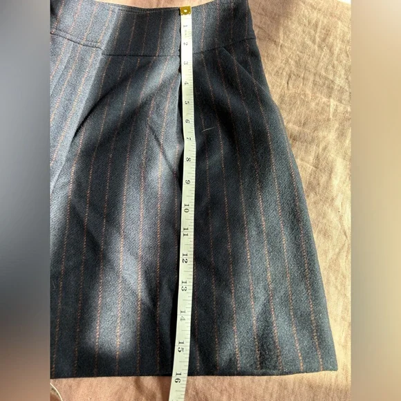 VERONICA BEARD
Haina Pinstripe Wool Blend Shorts - Picture 5 of 11